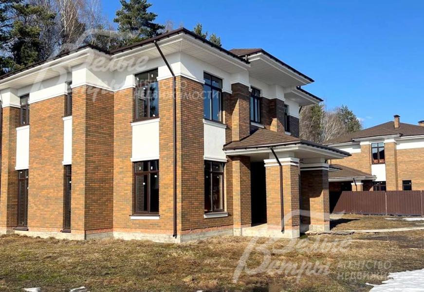 Дом облицован кирпичом «Браер» в баварской кладке с элементами штукатурки и декора