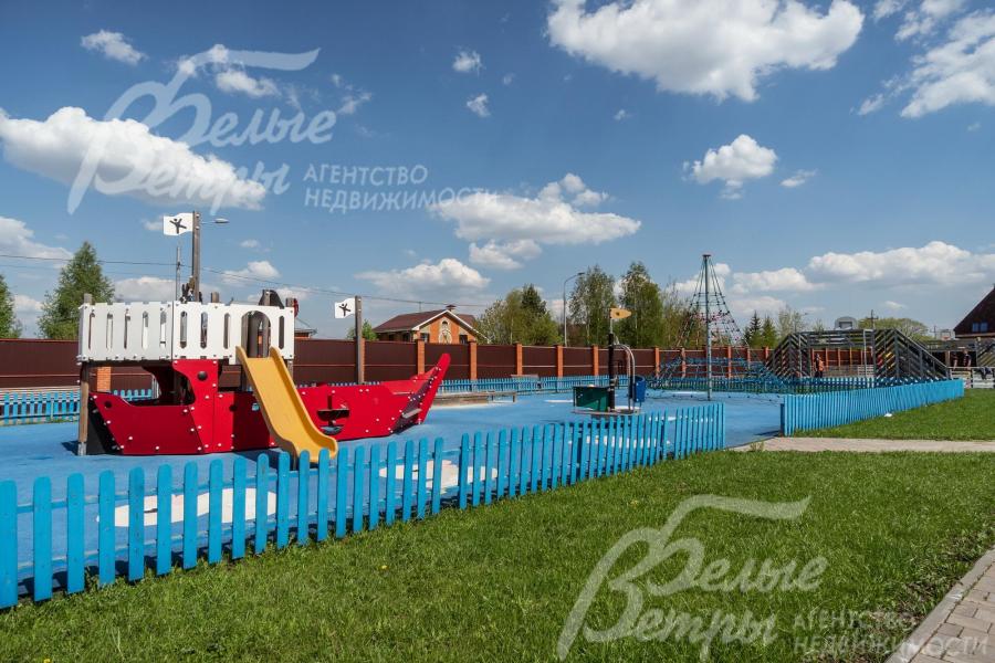 Детская площадка в поселке Александровы Пруды