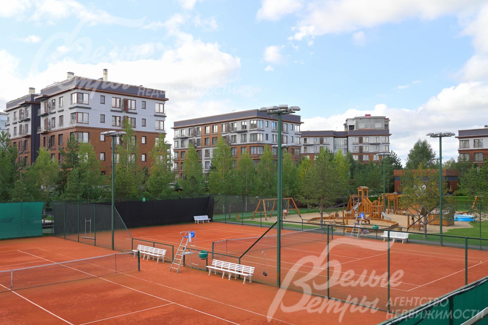 Теннисный корт на территории жилого комплекса Внуково Кантри Клаб
