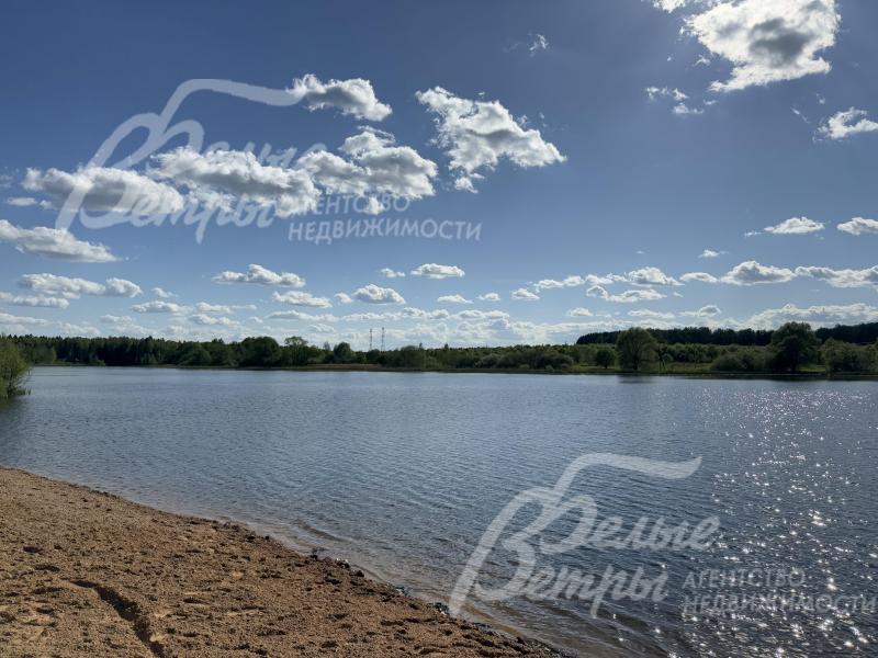 Участок расположен на второй линии от песчаного берега озера