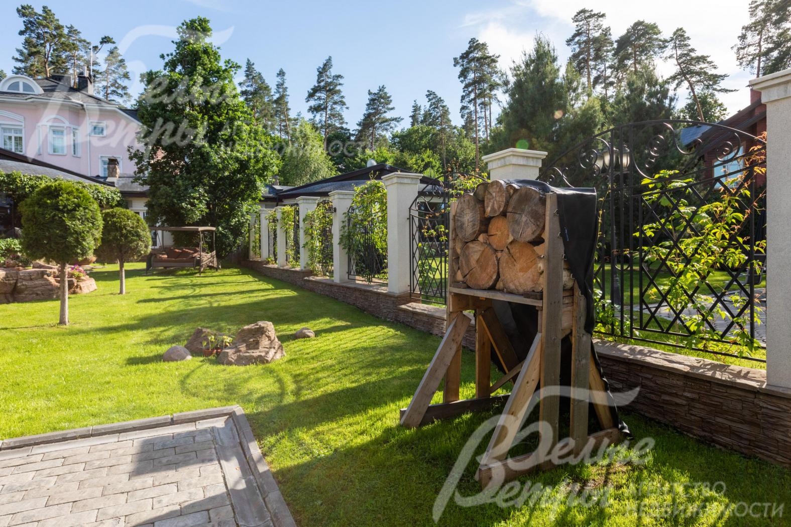 Участок огорожен забором