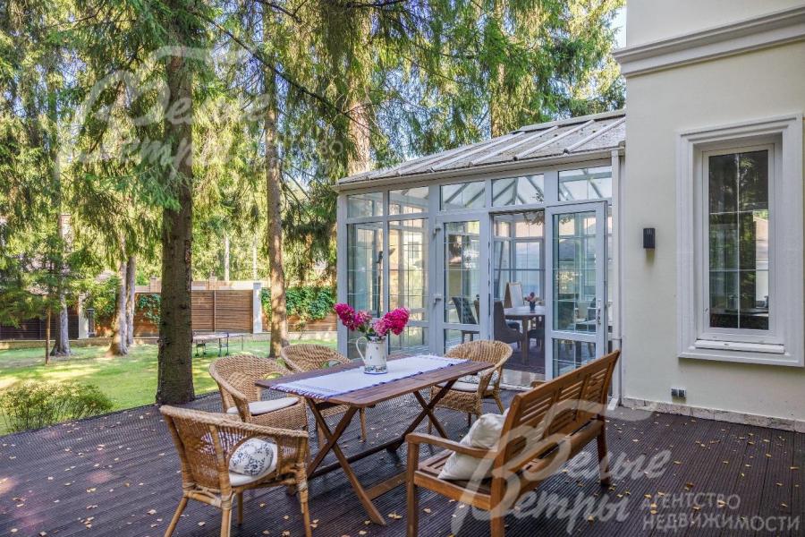 Большая открытая терраса с шикарным видом на лесной участок