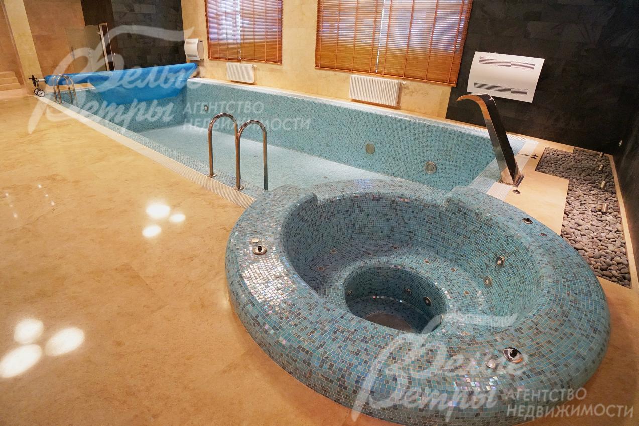 Переливной бассейн 12х4,7 м (глубиной 1,4-2 м) с противотоком, зоной гидромассажа, водопадом и подсветкой