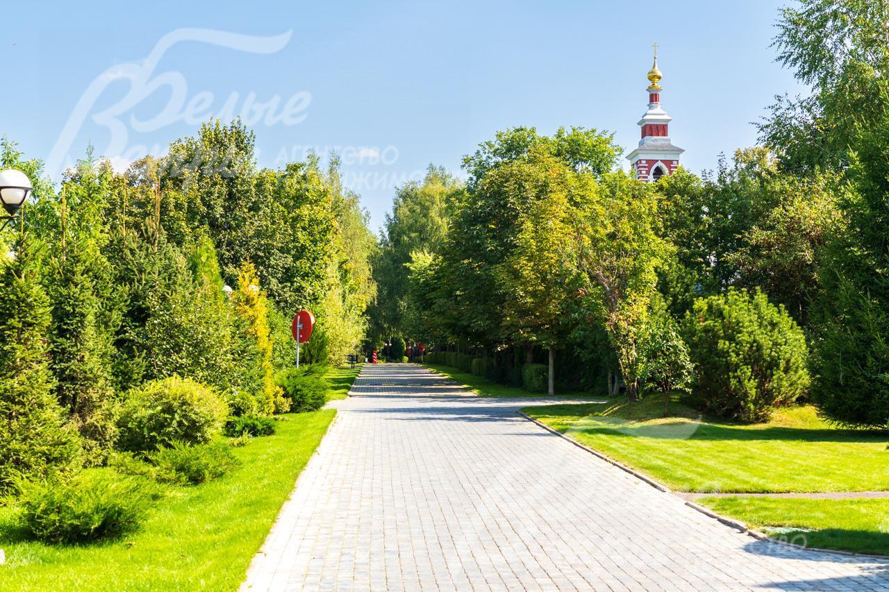 Старинный храм рядом с поселком