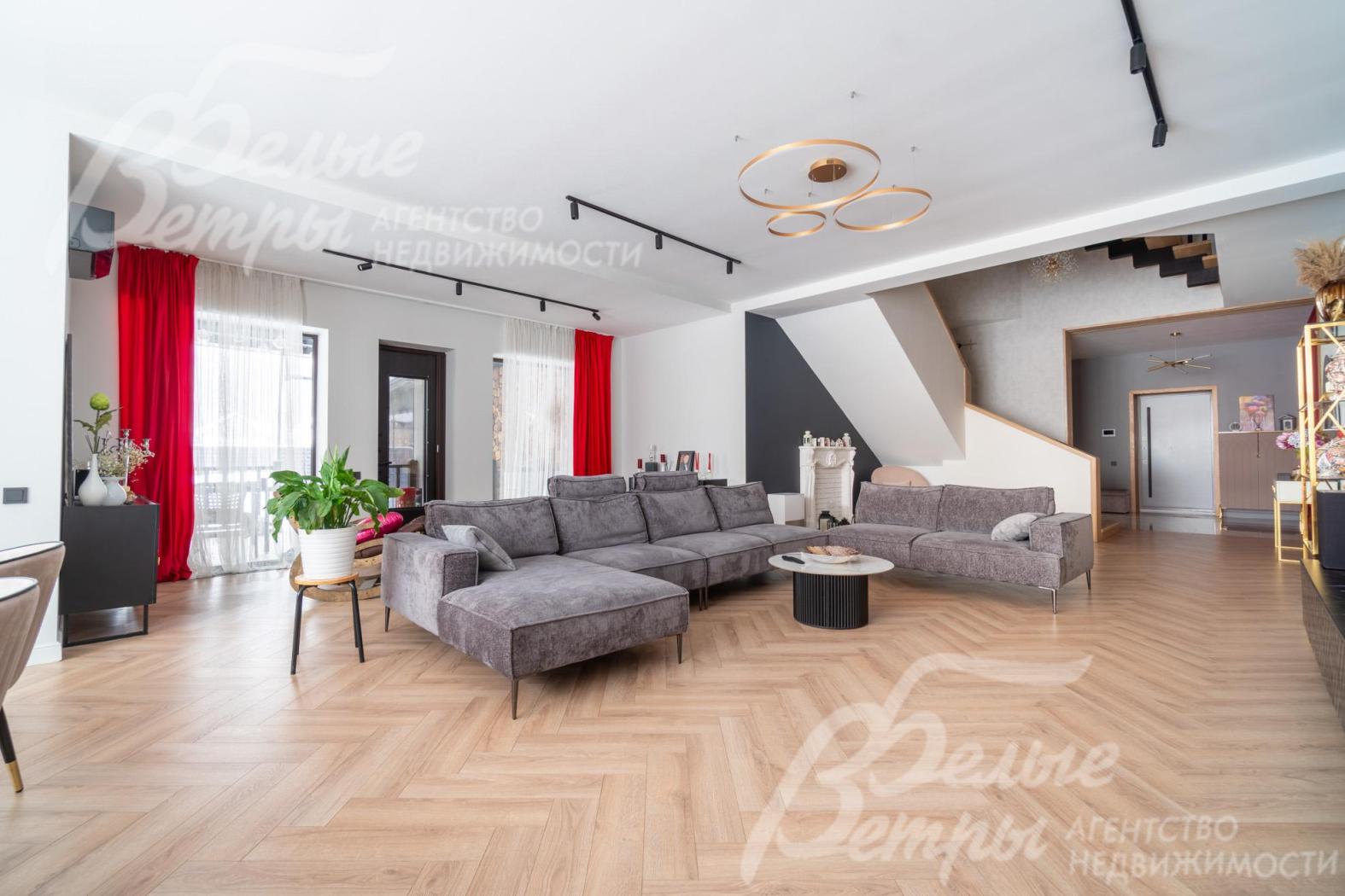 В доме выполнена современная отделка в стиле эклектики с элементами ар-деко и лофта