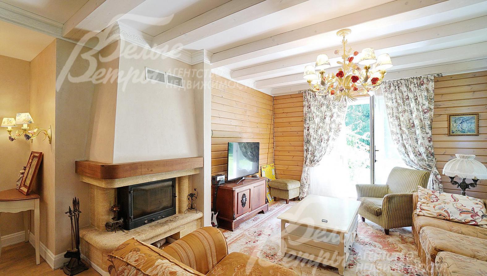 Из гостиной есть выход на участок