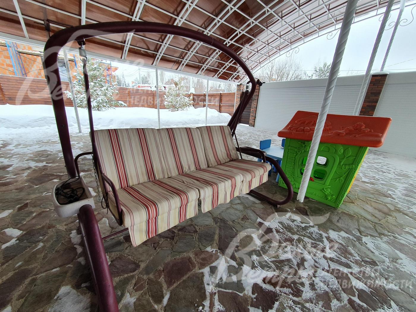 Садовая качель и детская мебель на участке