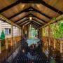 Большая крытая терраса в гостевом доме