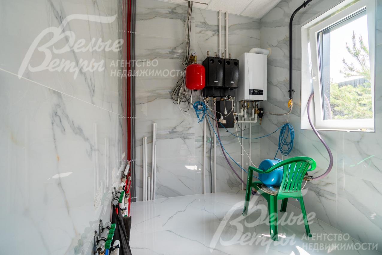 Оборудованная котельная с окном: установлены бойлер и газовый котёл
