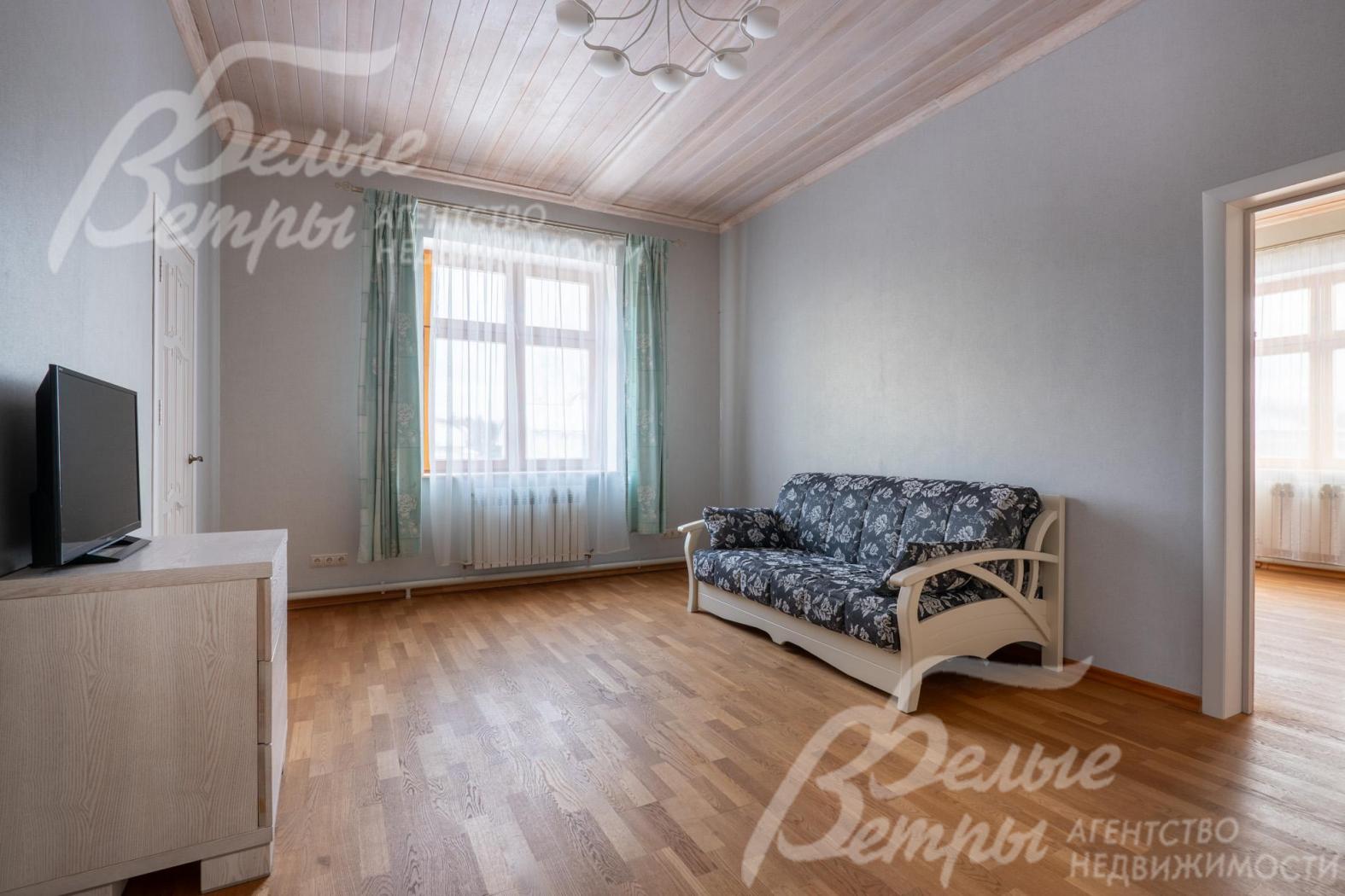 В одной из спален установлен диван - комнату можно использовать как гостевую