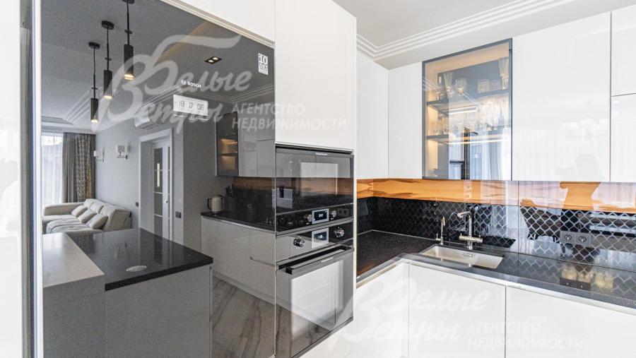 На кухне установлена новая мебель от студии "Giulia Novars" с бытовой техникой Kuppersbusch