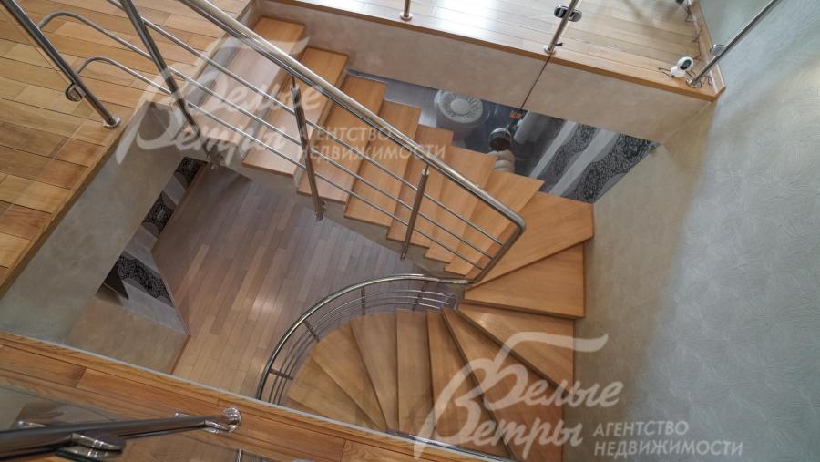 Лестница на монолитном основании отделана инженерной доской (дуб)