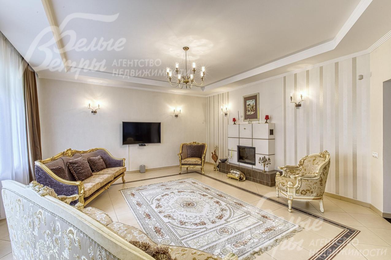 Гостиная в светлых тонах с дорогостоящей диванной группой в классическом стиле