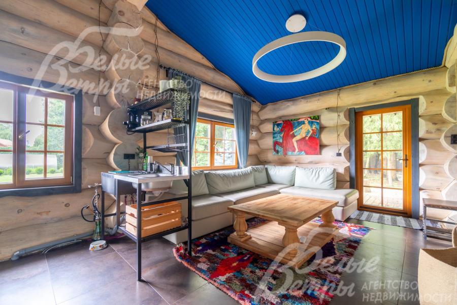 В бане - просторная зона отдыха с гостиной и мини-кухней 