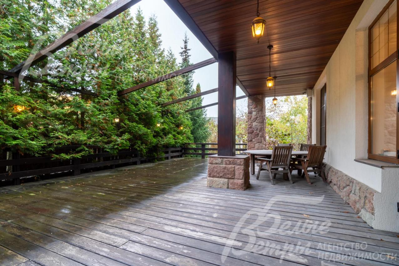 Из тёплой террасы - выход на крытую летнюю террасу. На ней установлена садовая мебель