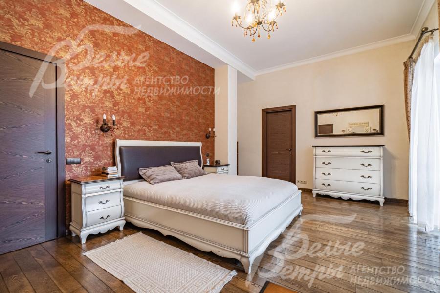 Спальня 34 кв.м с санузлом, гардеробной и выходом на балкон 