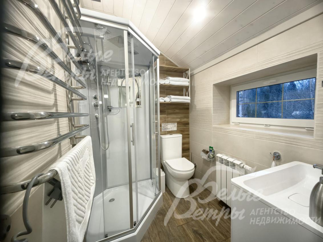 Санузел с душевой в гостевом доме