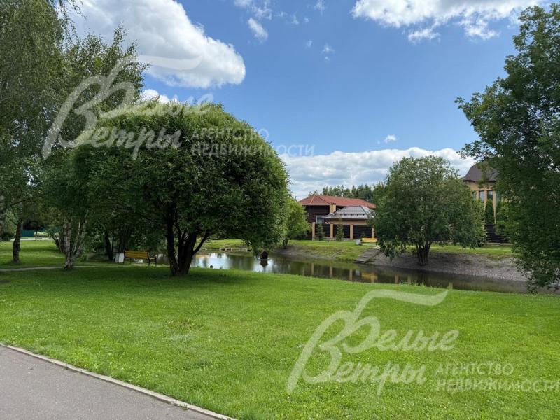 Просторный ровный участок, примыкающий к лесу, последний в лучшей локации известного коттеджного посёлка