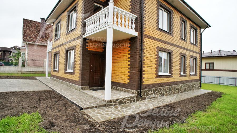 Дом выполнен из кирпича