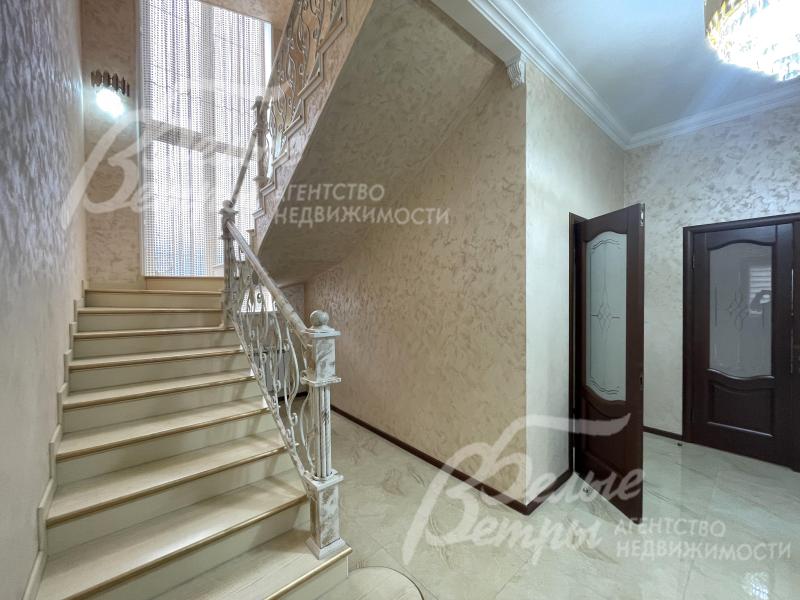 Монолитная лестница с красивыми коваными перилами