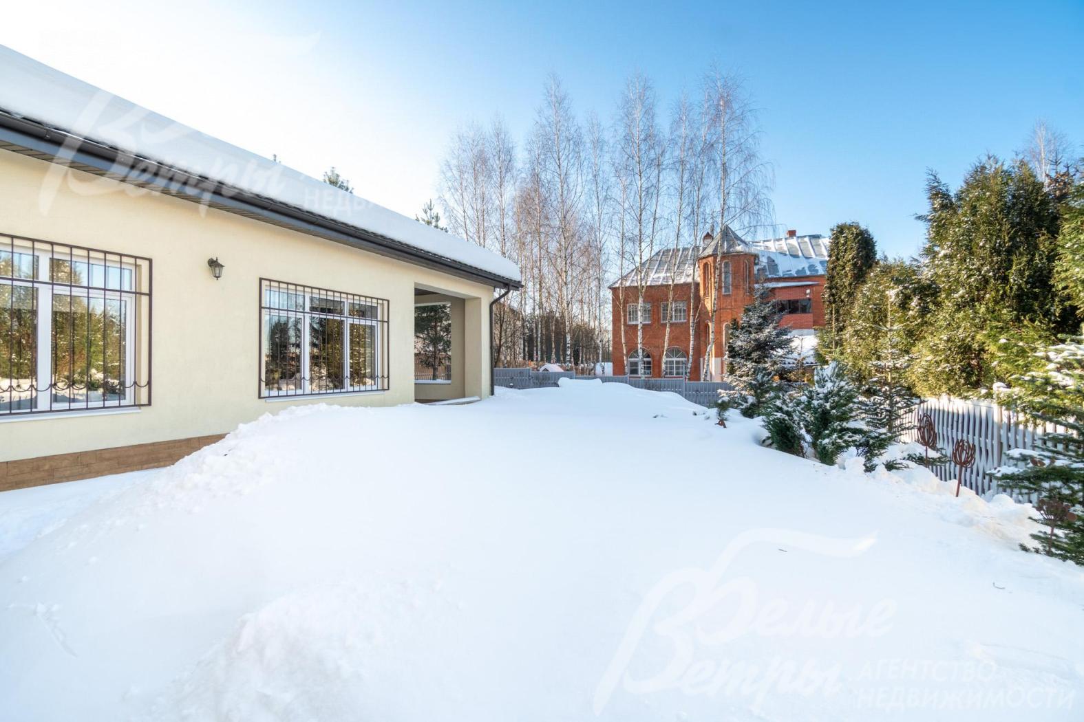 Дом стоит на благоустроенном участке в середине коттеджной застройки