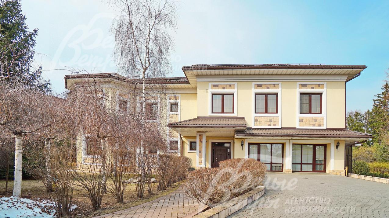 Дом построен из кирпича с утеплителем. Облицован декоративной штукатуркой с элементами из искусственного камня и лепниной