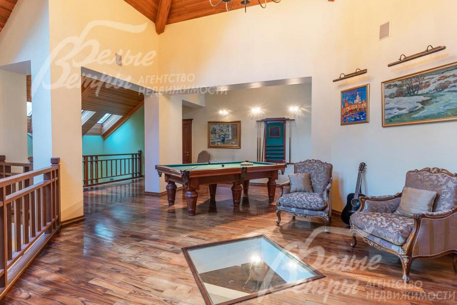 Двухсветный холл 2-го этажа 54 кв.м с столом русского бильярда