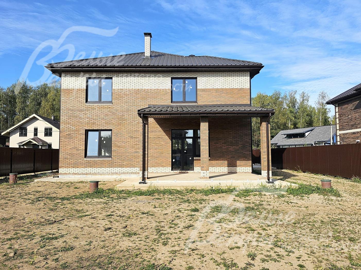 Дом стоит на ровном, подготовленном для оформления ландшафта участке