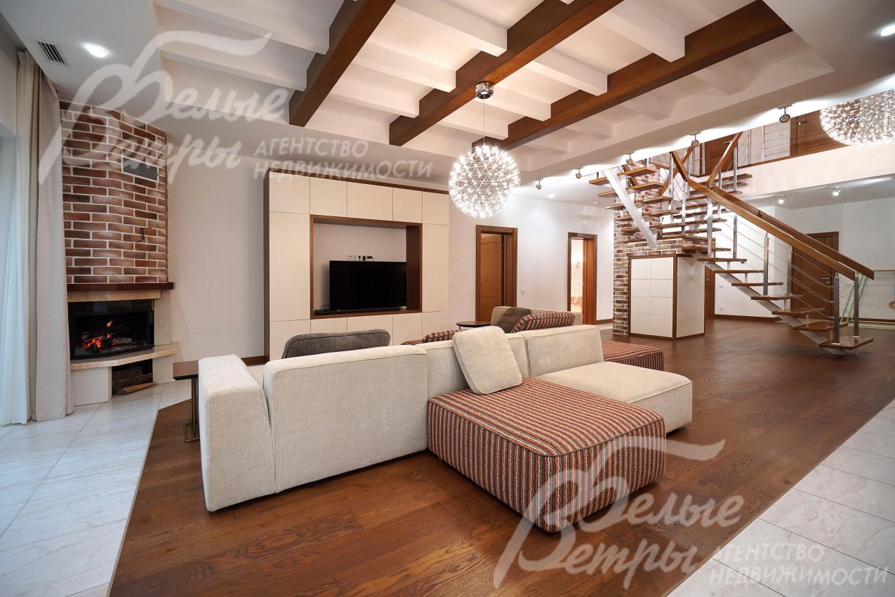 Интерьер гостиной украшают дизайнерские люстры и светильники