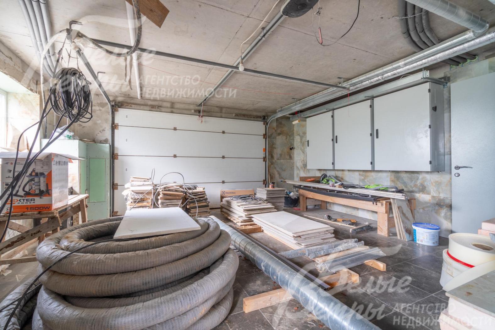 Гараж на цокольном этаже: установлены автоматические ворота