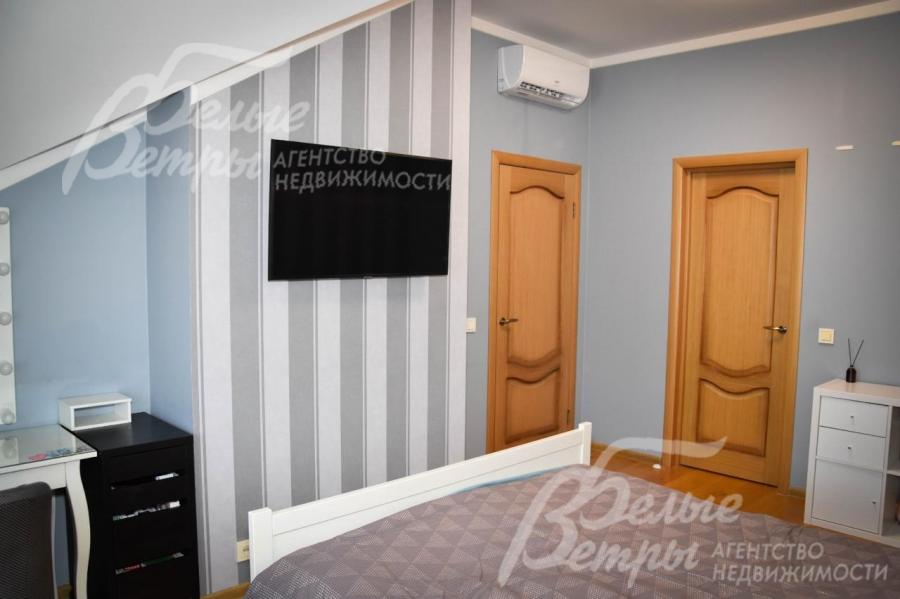 Спальня на мансардном этаже: перед кроватью - выход в коридор, справа - вход в гардеробную