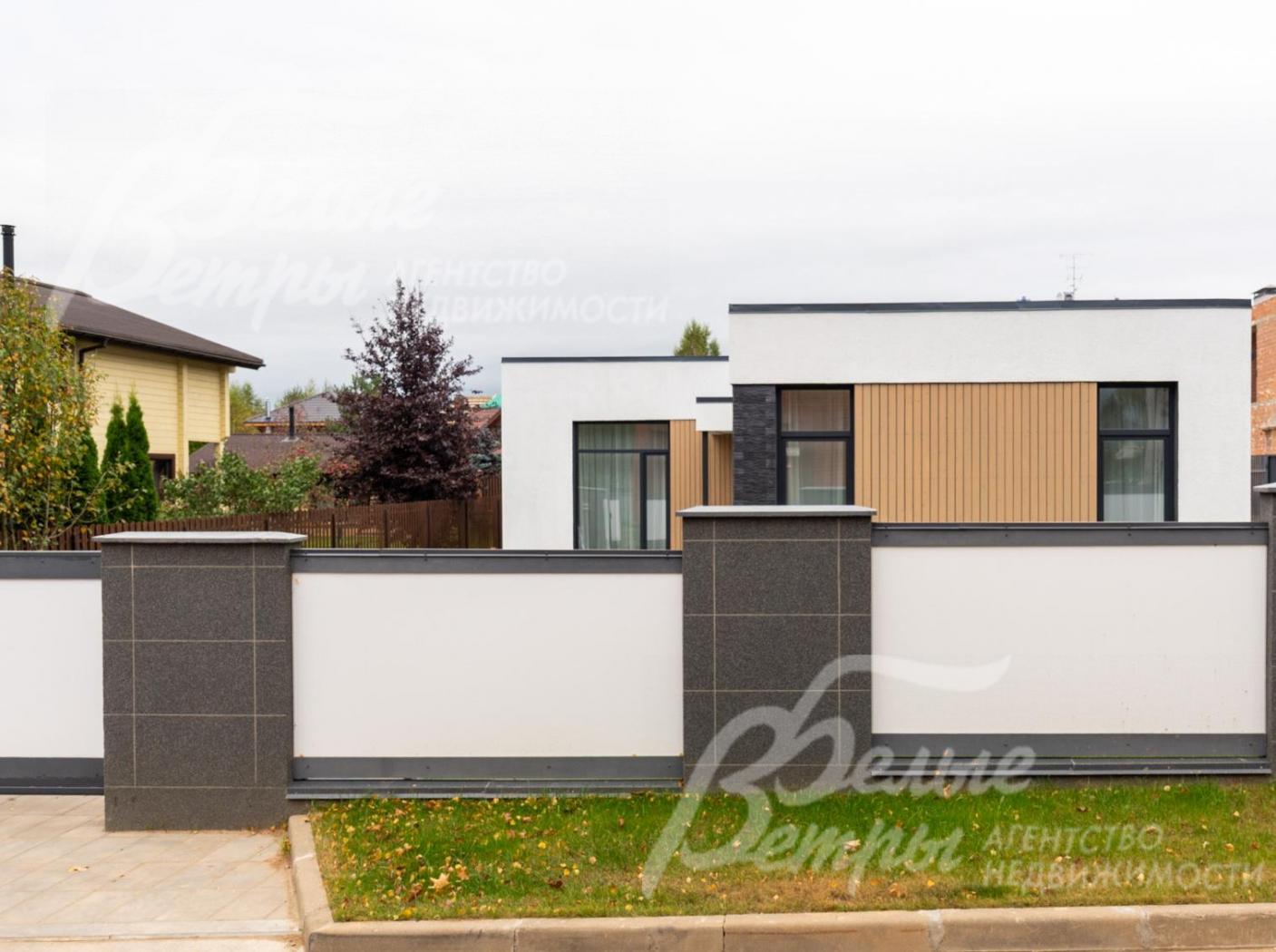 Участок огорожен забором из металлического штакетника с комбинированным оформлением фасада