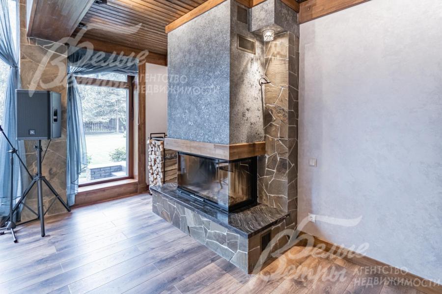 Портал камина отделан натуральным камнем