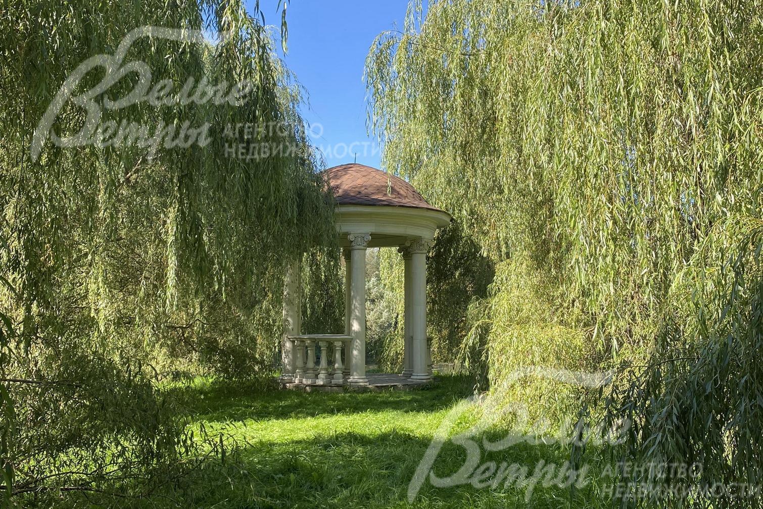 Оборудованная местами отдыха набережная реки Пахра