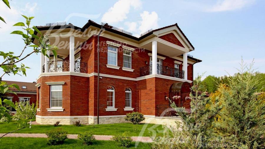 Дам построен из кирпича, на балконах- ажурная ковка