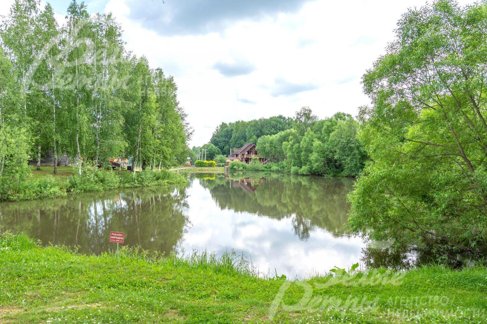 Есть природное озеро с общественной зоной отдыха и беседкой.
