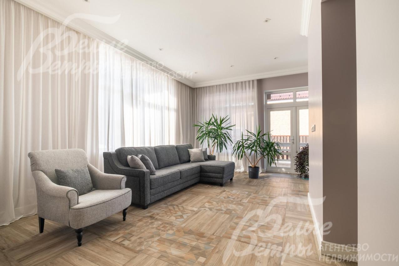 Дом - с готовой отделкой в стиле нео‑классики, полностью меблирован