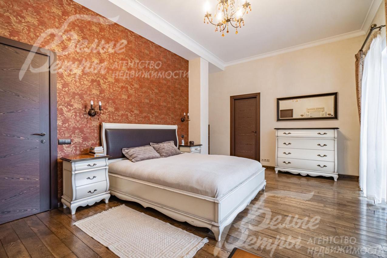 Спальня 34 кв.м с санузлом, гардеробной и выходом на балкон 