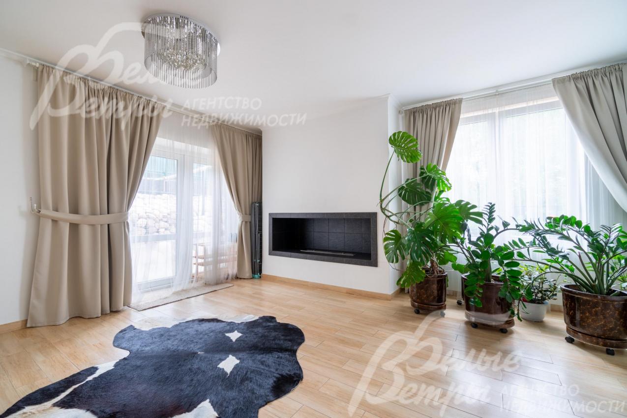 Просторный холл на втором этаже с биокамином 