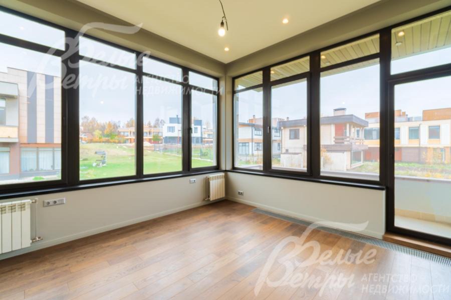 Спальня с панорамными окнами и выходом на балкон