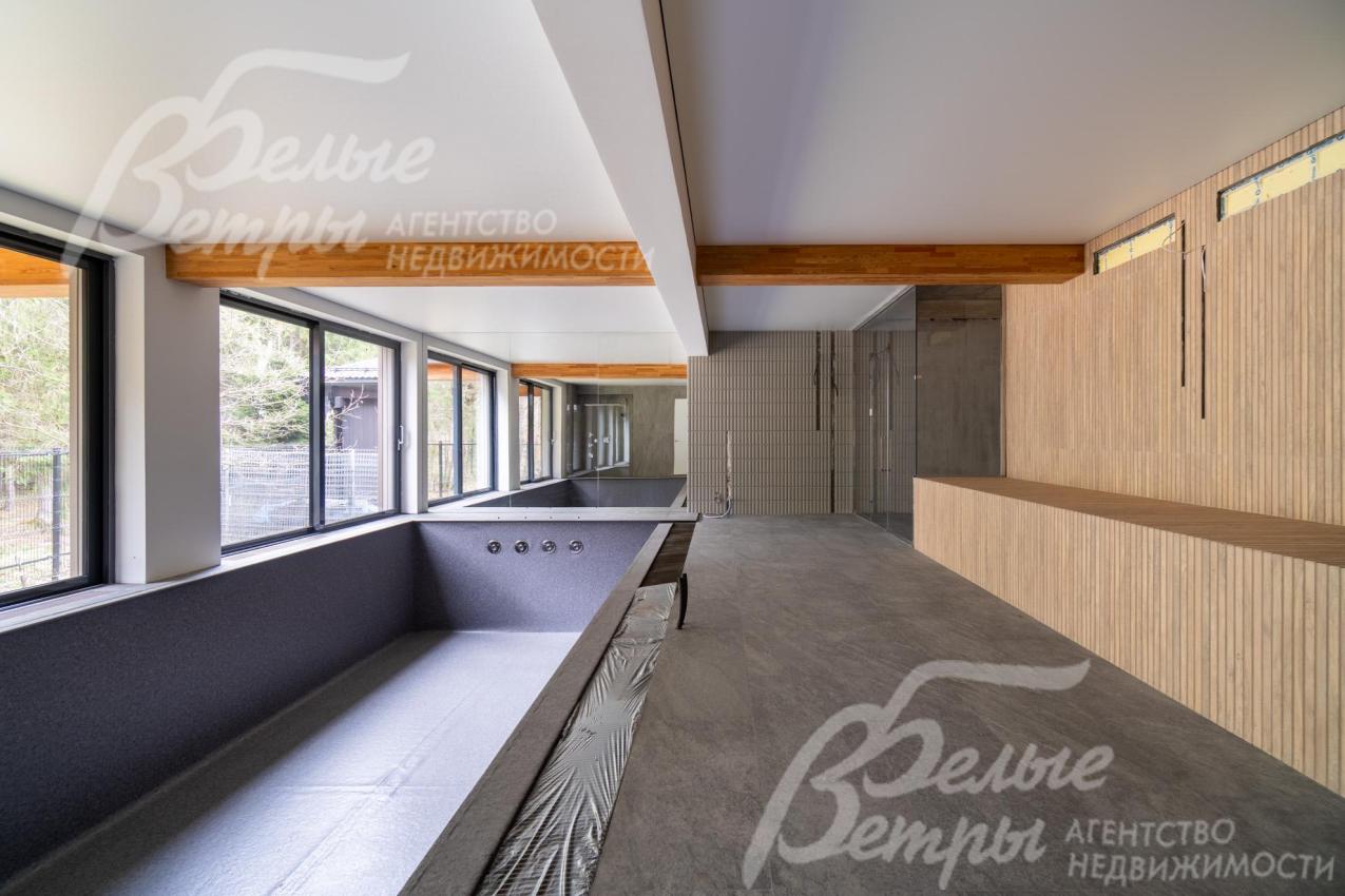 В спа-зоне - большой переливной бассейн размером 7×3,5 м со спортивным противотоком, гидромассажем, водопадом. Напротив - подогревая полка. 