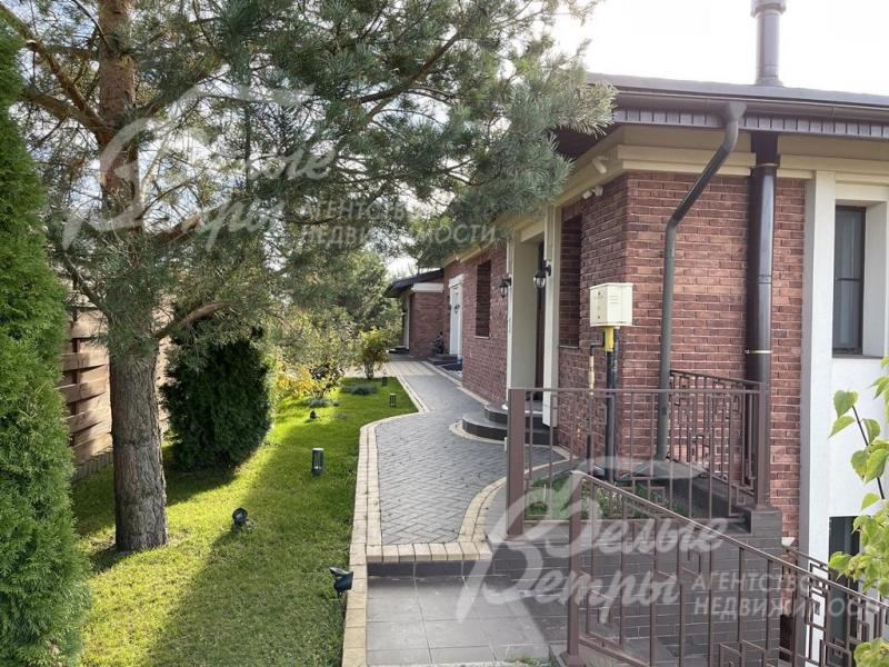 Вид дома со стороны подъездной дороги.