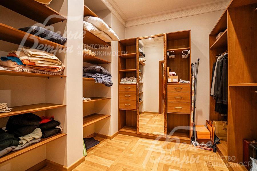 Гардеробная при мастер-спальне