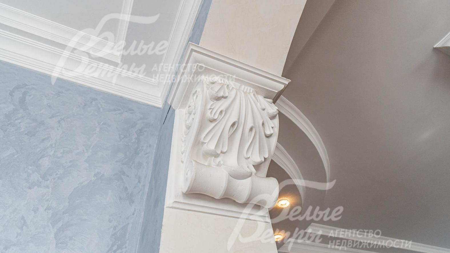 Потолки ГКЛ подвесные многоуровневые с карнизами, богато украшены лепниной