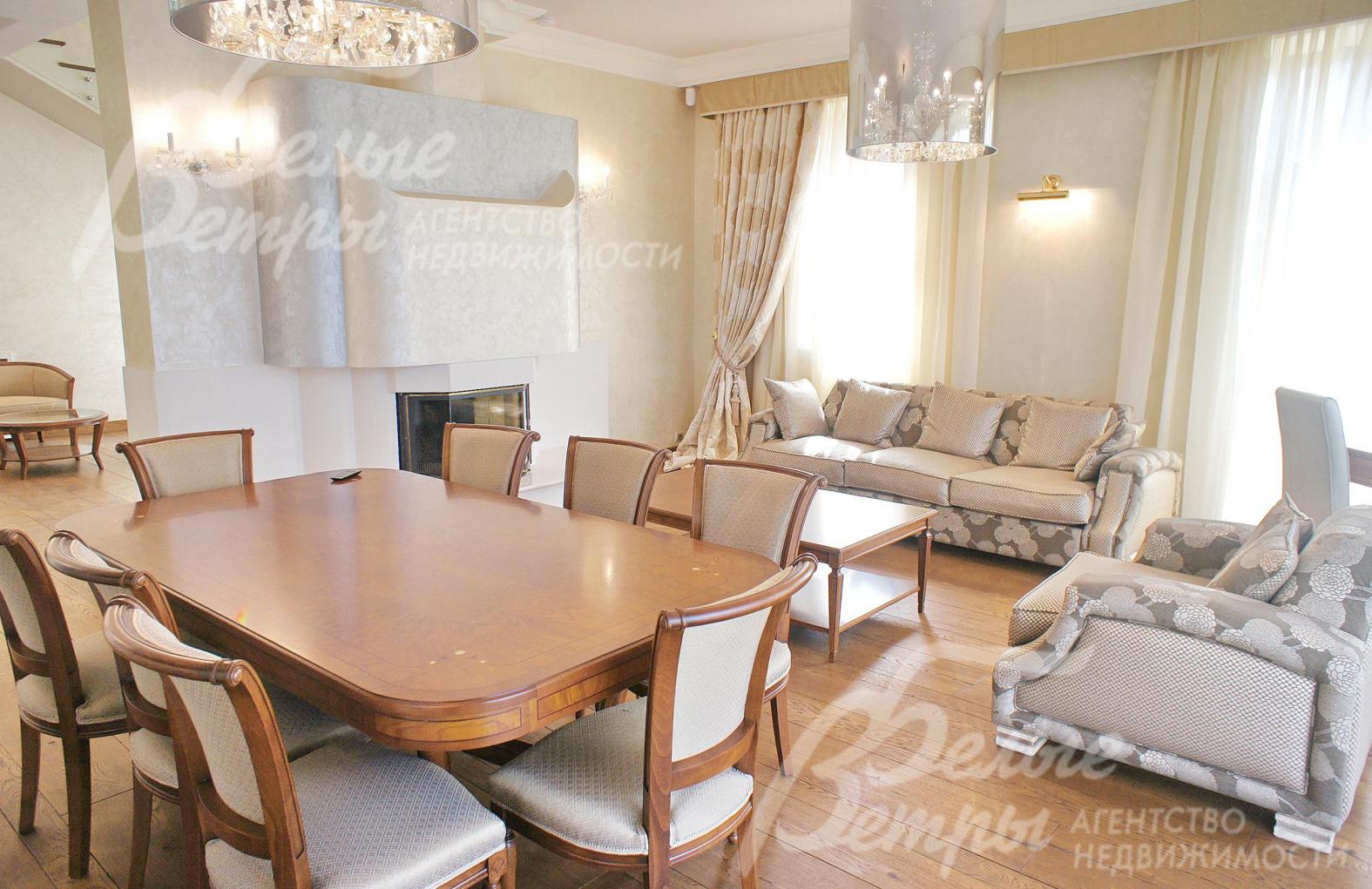 Гостиная-столовая с камином в гостевом доме
