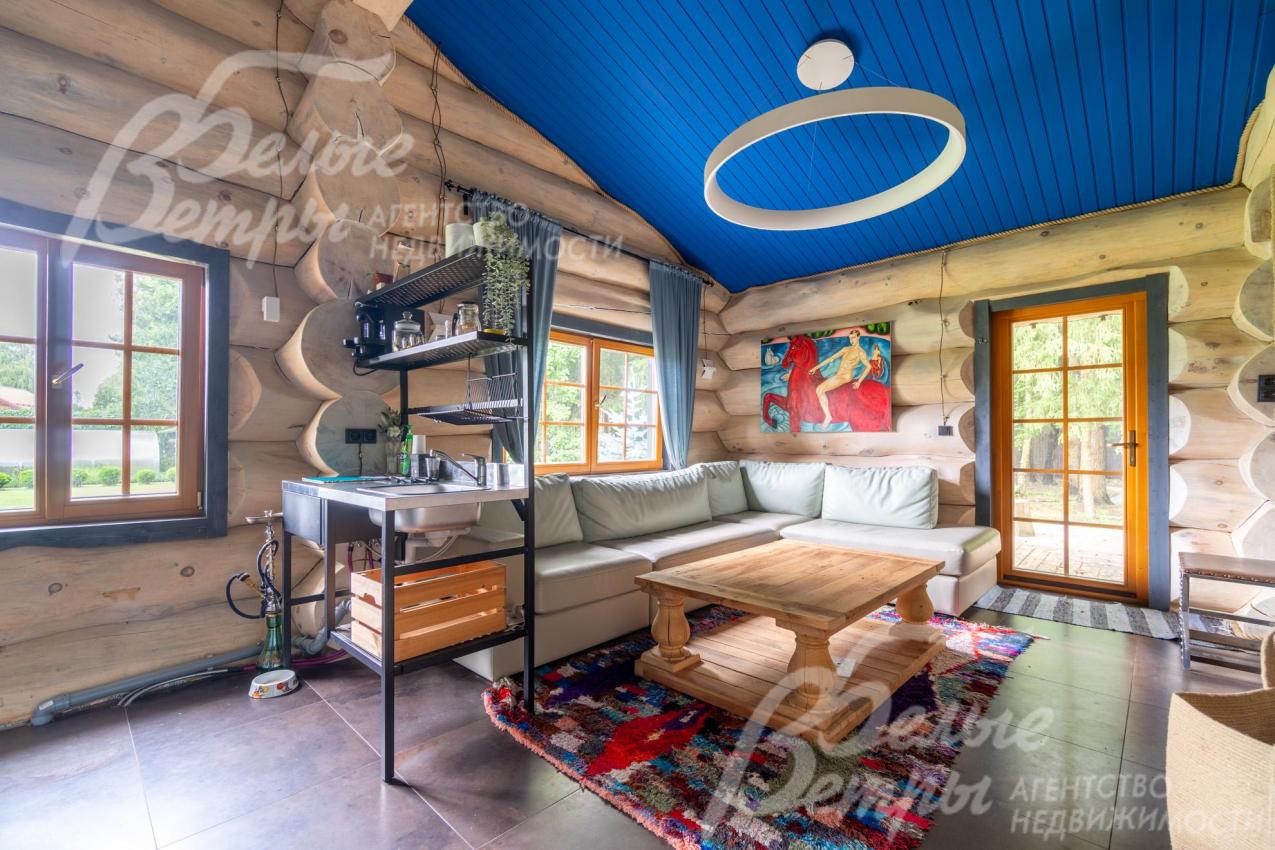 В бане - просторная зона отдыха с гостиной и мини-кухней 