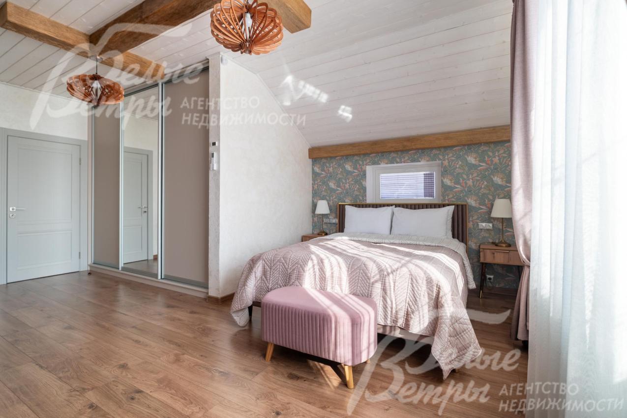 В спальне - удобная кровать, встроенный шкаф-купе, также есть телевизор и рабочая зона