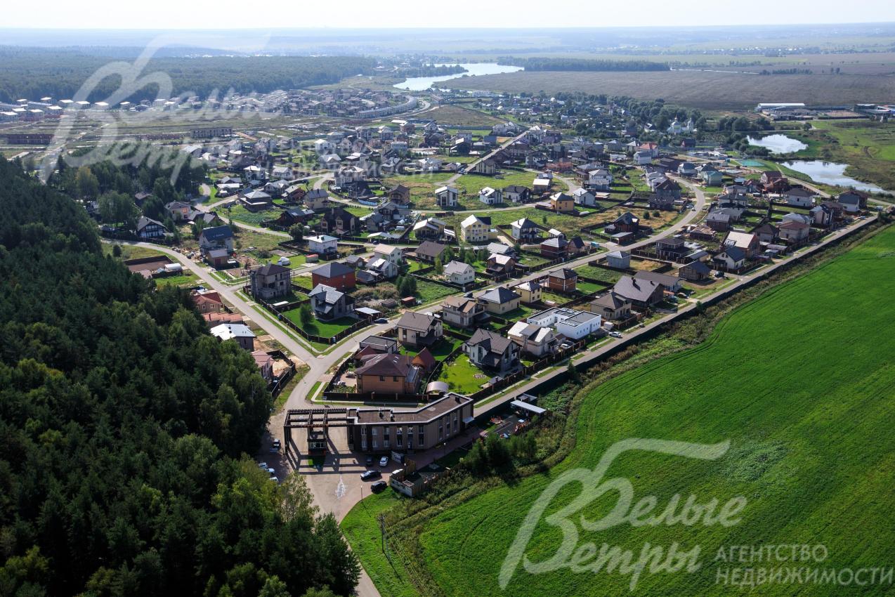 Главный въезд в поселок через охраняемый КПП