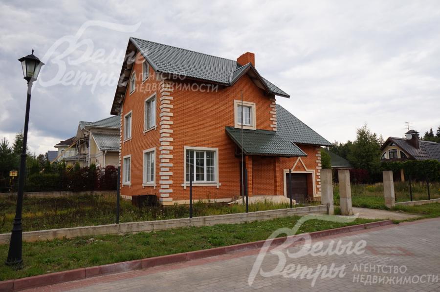 Дом архитектурно симпатичен: гармоничные формы, декор на стенах и вокруг окон