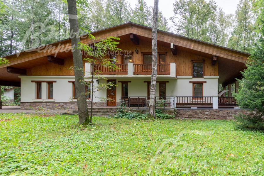 С балкона 2-го этажа открывается шикарный вид на лесной участок